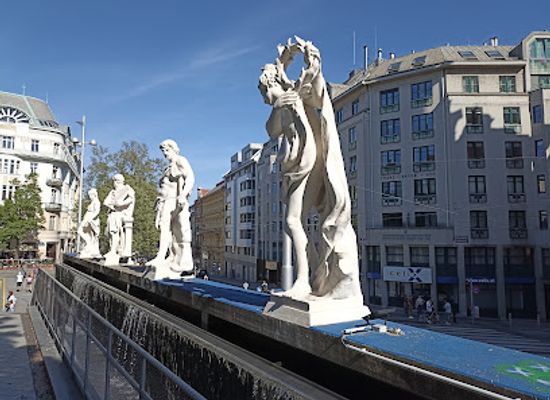 austria/vienna/mariahilf/attraction/giebelstatuen-des-lazanskyhauses