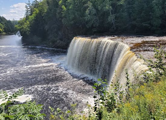 michigan/tahquamenon-falls-state-park/attraction/tahquamenon-upper-falls