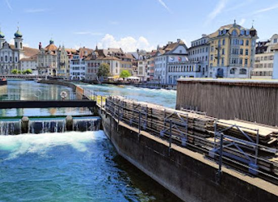 switzerland/lucerne/chapel-bridge/attraction/weinmarkt-brunnen