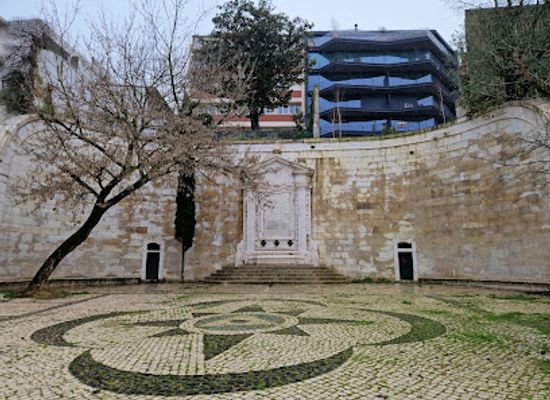 portugal/lisbon/bairro-alto/attraction/chafariz-da-rua-de-o-seculo