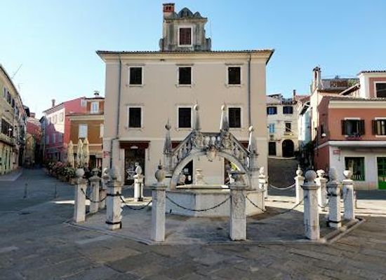 slovenia/koper/attraction/da-ponte-fountain