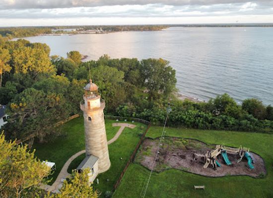 pennsylvania/presque-isle-state-park/attraction/erie-land-lighthouse