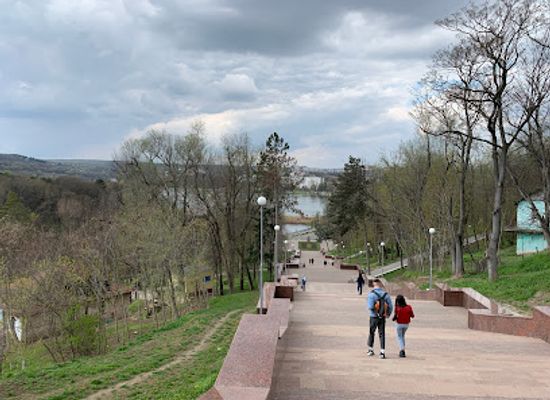 moldova/vatra/attraction/the-monument-of-ion-and-doina-aldea-teodorovici