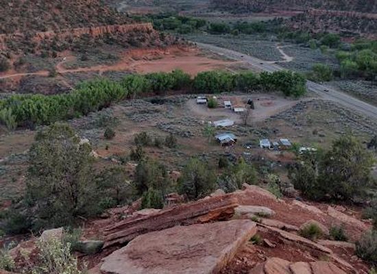 utah/dixie/attraction/dinosaur-tracks-trailhead