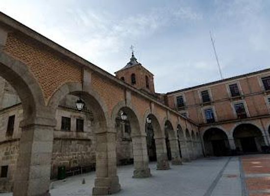 spain/avila/attraction/pl-mercado-chico