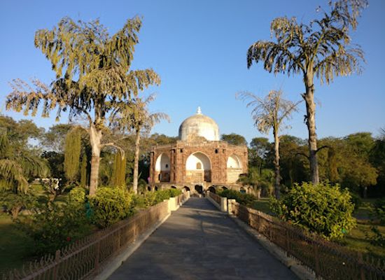 india/vadodara/old-city/attraction/meer-nawab-shah-saiyed-qutubuddin-tomb