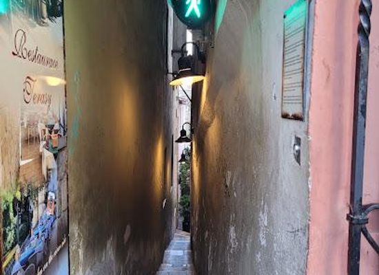 czechia/prague/attraction/prague-s-narrowest-alley