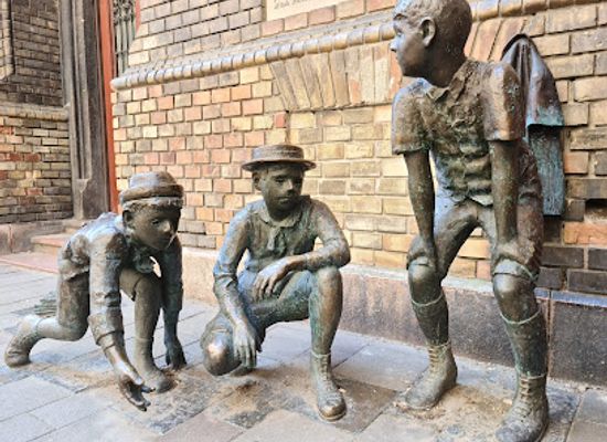 hungary/kunsag/attraction/sculpture-of-the-boys-of-the-pal-street
