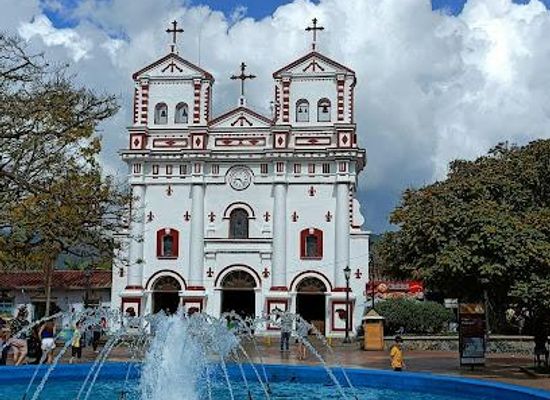 colombia/andean-region/attraction/parroquia-nuestra-senora-del-carmen-guatape