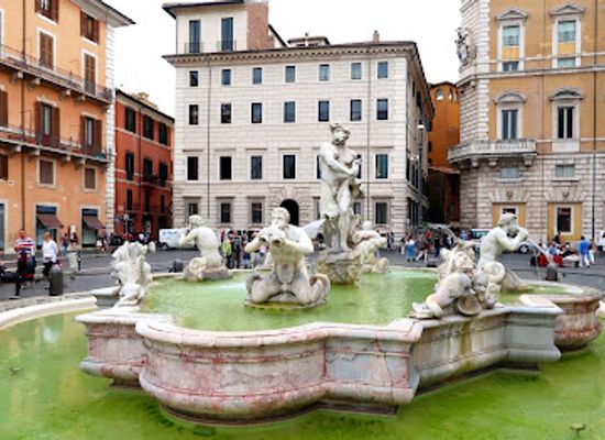 italy/rome/pantheon/attraction/fountain-of-the-moro-roma