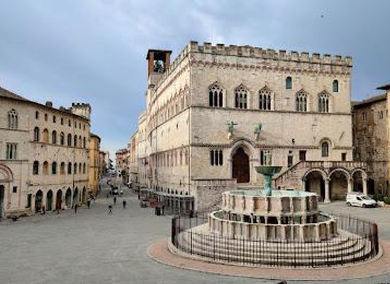 italy/assisi/attraction/piazza-iv-novembre