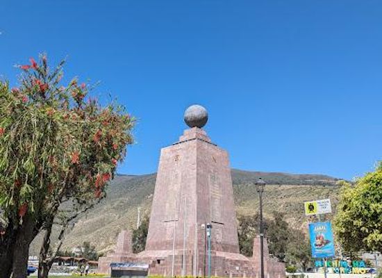 ecuador/otavalo/attraction/middle-of-the-world-city