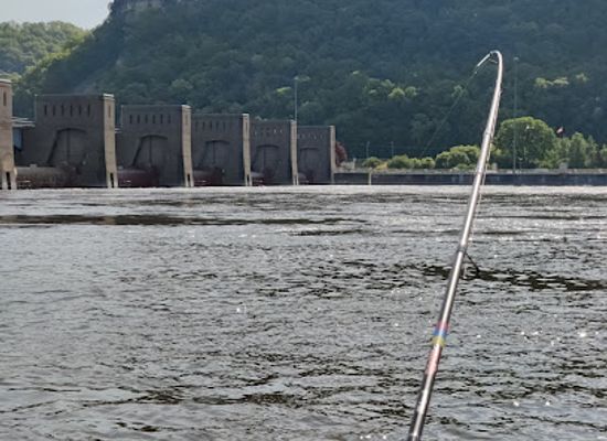 wisconsin/great-river-road/attraction/wisconsin-state-historical-marker-76-dams-on-the-mississippi