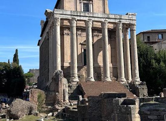italy/rome/attraction/temple-of-divus-julius