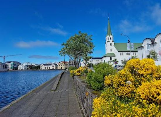 iceland/grindavik/attraction/tjornin