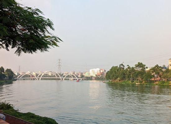 bangladesh/dhaka/gulshan/attraction/hatirjheel-lake