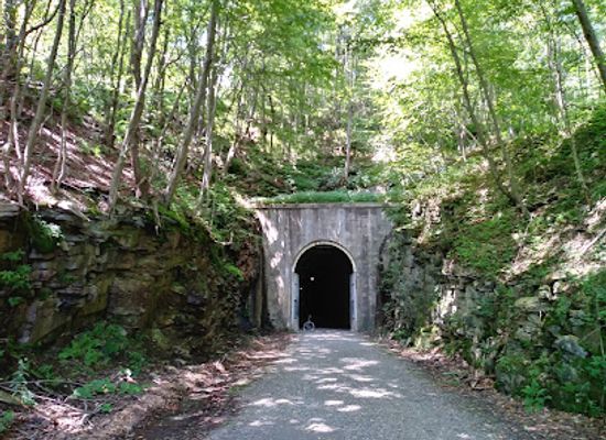 pennsylvania/appalachian-mountains/attraction/big-savage-tunnel