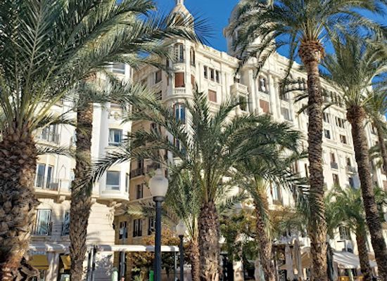 spain/alicante/puerto-de-alicante/attraction/passeig-de-l-esplanada-d-espanya
