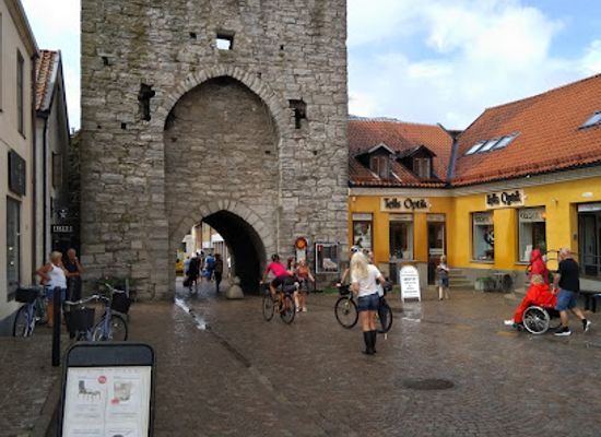 sweden/visby/attraction/blue-and-yellow-train
