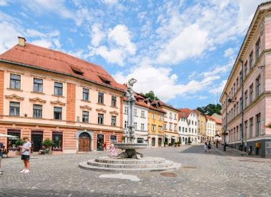 slovenia/ljubljana/attraction/herkulov-vodnjak