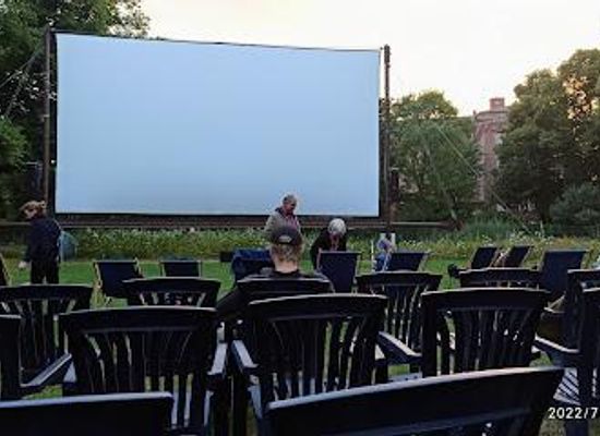 germany/berlin/attraction/freiluftkino-kreuzberg-im-kunstquartier-bethanien