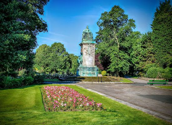 united-kingdom/leeds/attraction/queen-victoria-s-statue