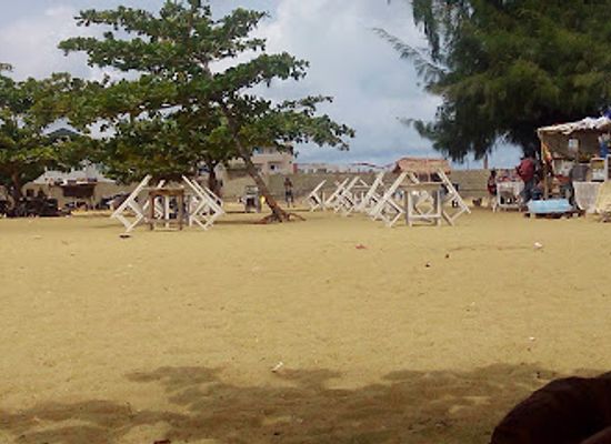 benin/cotonou/fidjrosse/attraction/aire-de-jeux-mikeland-plage-erevan