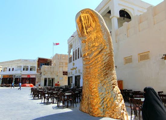 qatar/doha/souq-waqif/attraction/the-golden-thumb-statue