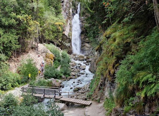 france/french-alps/attraction/the-dard-waterfall