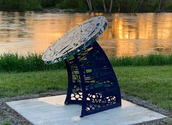 minnesota/mankato/attraction/mahkato-mni-waters-of-blue-earth-compass-map-sculpture