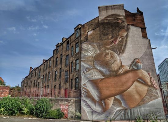 united-kingdom/glasgow/gorbals/attraction/mural-of-woman-child-and-robin-st-mungo-and-mother