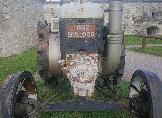 estonia/kuressaare/attraction/lanz-bulldog-tractor