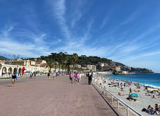 france/nice/attraction/plage-de-nice