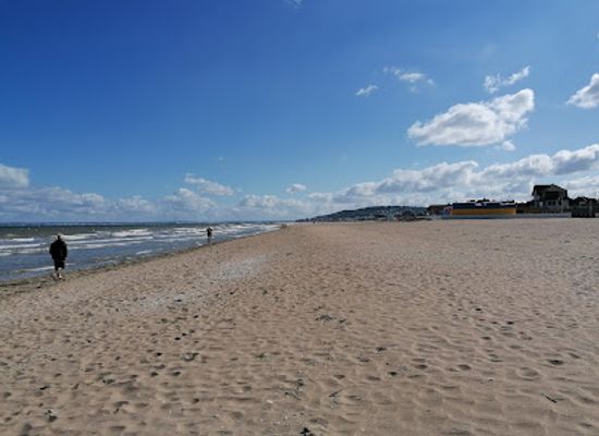 france/normandy-beaches/attraction/plage-de-benerville-sur-mer