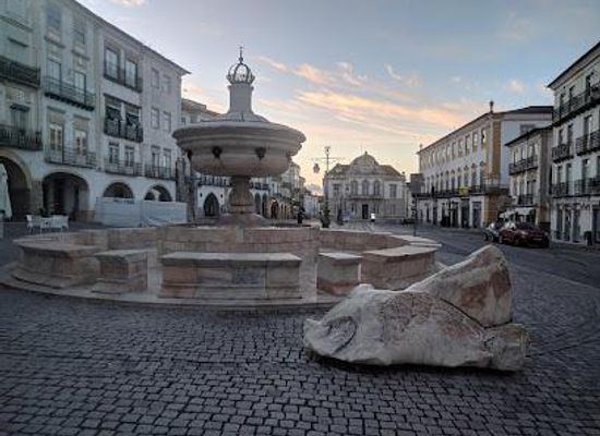 portugal/evora/attraction/giraldo-square-fountain