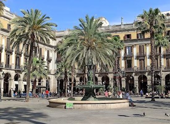 spain/barcelona/attraction/pl-reial