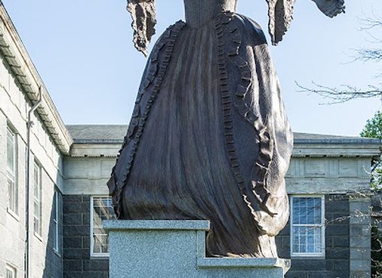 massachusetts/barnstable/attraction/mercy-otis-warren-statue