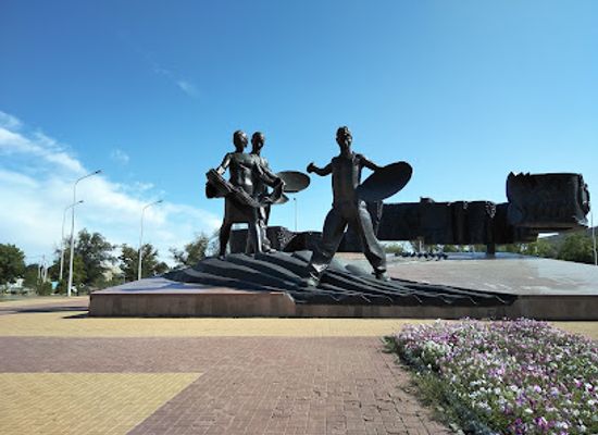 kazakhstan/kostanay/attraction/conquerors-of-virgin-land-monument