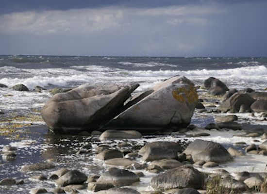 denmark/bornholm/attraction/the-broken-boulder-of-helligpeder