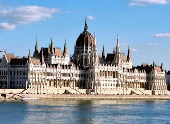 hungary/tatabanya/attraction/hungarian-parliament-building