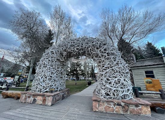 wyoming/wind-river-range/attraction/jackson-hole-s-elk-antler-arch