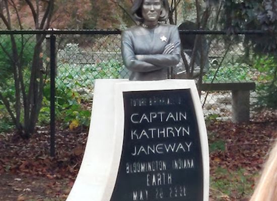 indiana/the-knobs/attraction/captain-janeway-statue