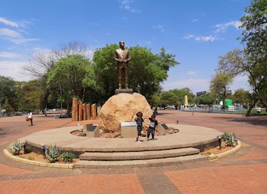 botswana/gaborone/attraction/sir-seretse-khama-statue