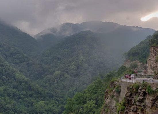 bhutan/tsirang/attraction/road-side-waterfall