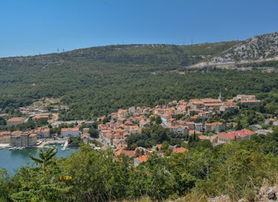 croatia/banovina/attraction/frankopan-quadrangular-castle