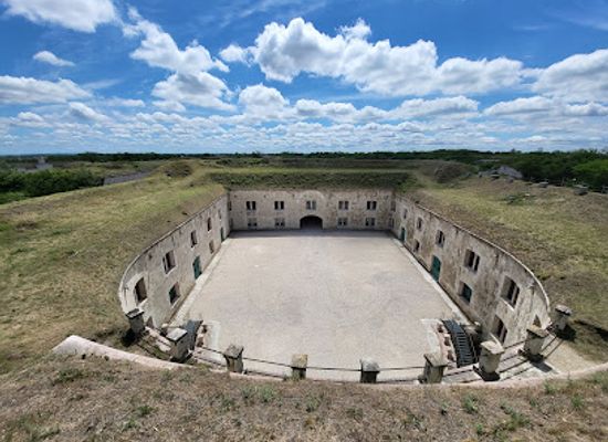 hungary/central-transdanubia/attraction/komaromi-erodrendszer-monostori-erod