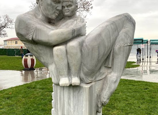 turkiye/troad/attraction/mother-and-baby-statue
