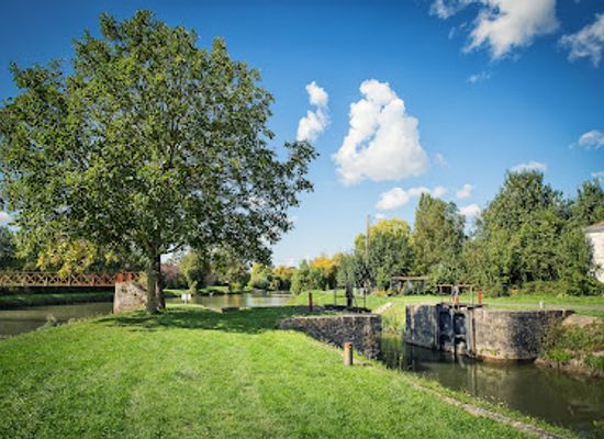 france/marais-poitevin/attraction/embarcadere-des-ecluses-de-bazoin
