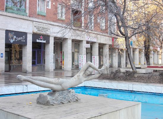 romania/galati/attraction/girl-on-waves-fountain