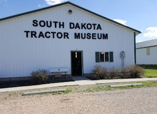 south-dakota/lake-francis-case/attraction/south-dakota-tractor-museum